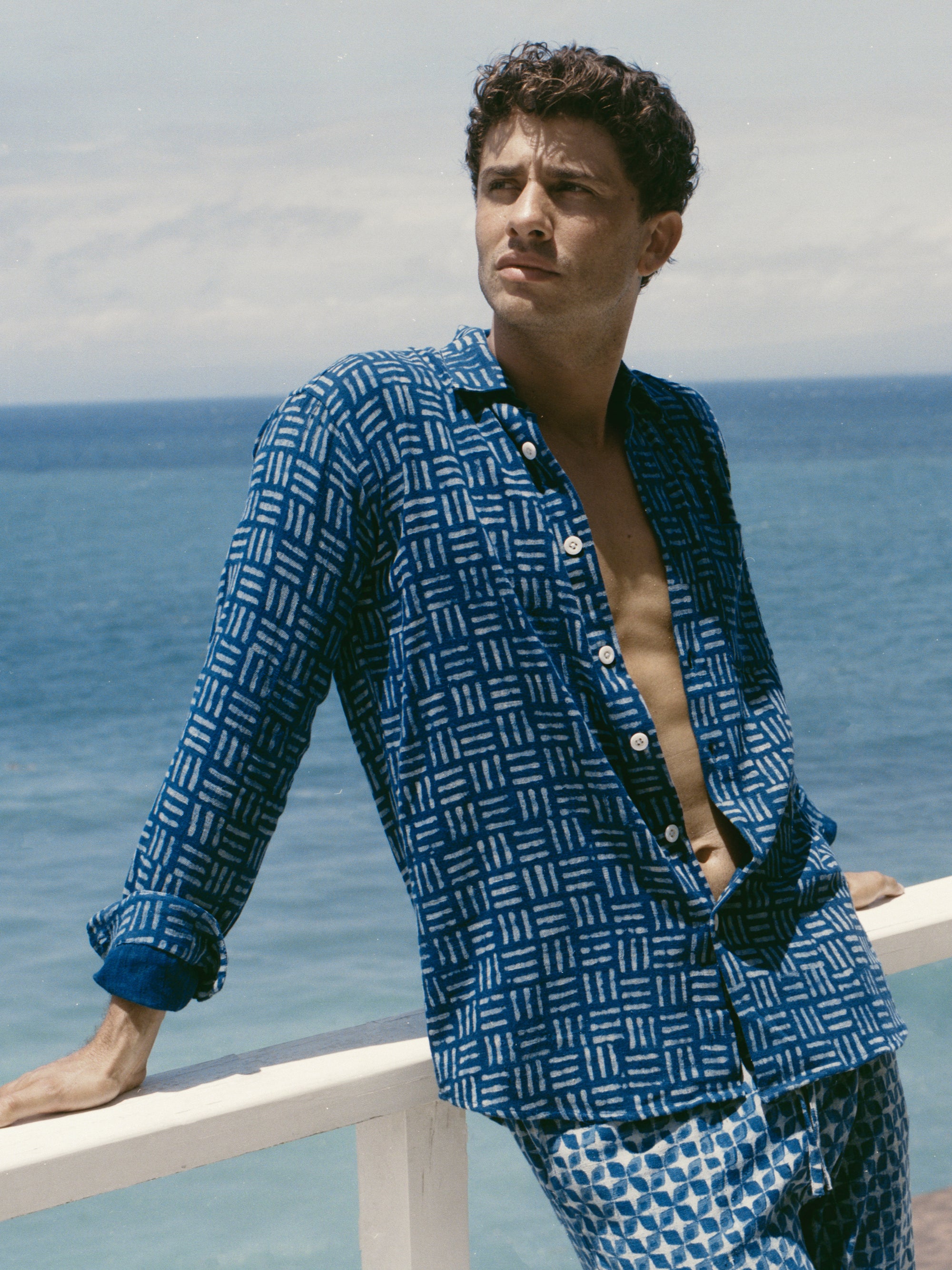 A super versatile addition to your home-or-away resortwear wardrobe, our long-sleeved Los Enamorados mens shirt is all about ease. First order 20% OFF. 